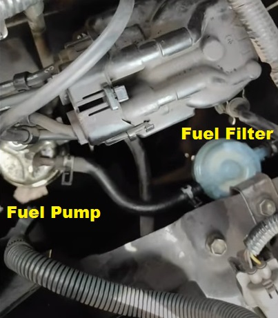 Typical connection between the fuel pump and the fuel filter of a Toyota forklif
